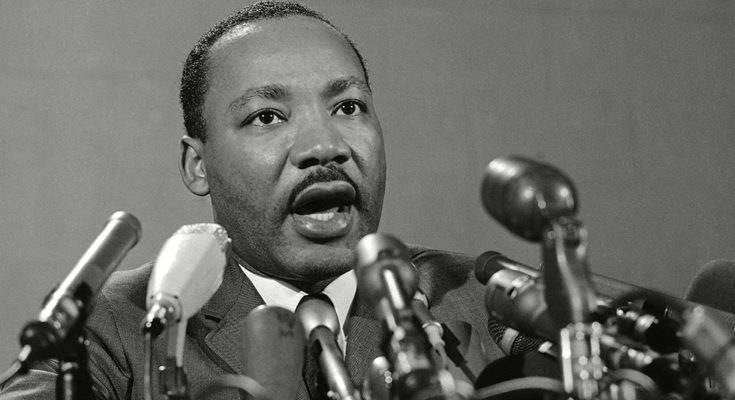 Est-il possible de parler de Martin Luther-King sans toutefois l’associer à l’idéologie de la non-violence ? Le pasteur afro-américain aura marqué de son empreinte l’histoire des États-Unis, à travers sa lutte non-violente contre la ségrégation raciale.